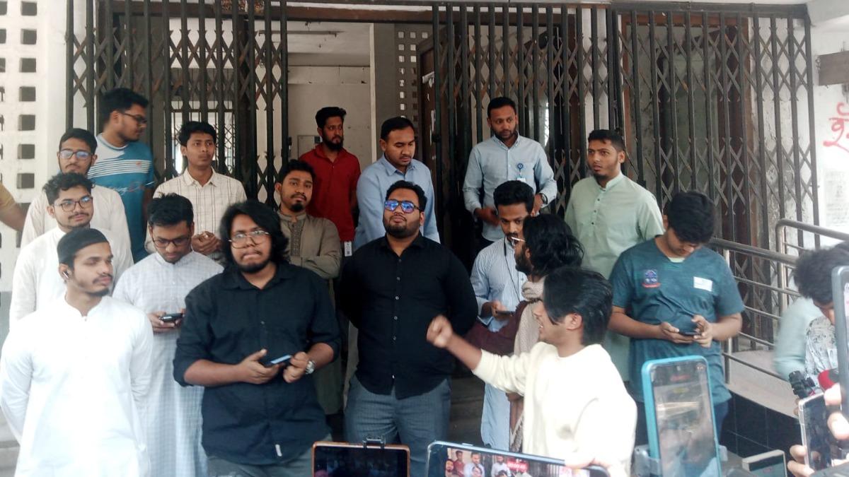 ঢাবি ক্যাম্পাসে ছাত্রলীগের পোস্টার, প্রক্টর অফিস ঘেরাও