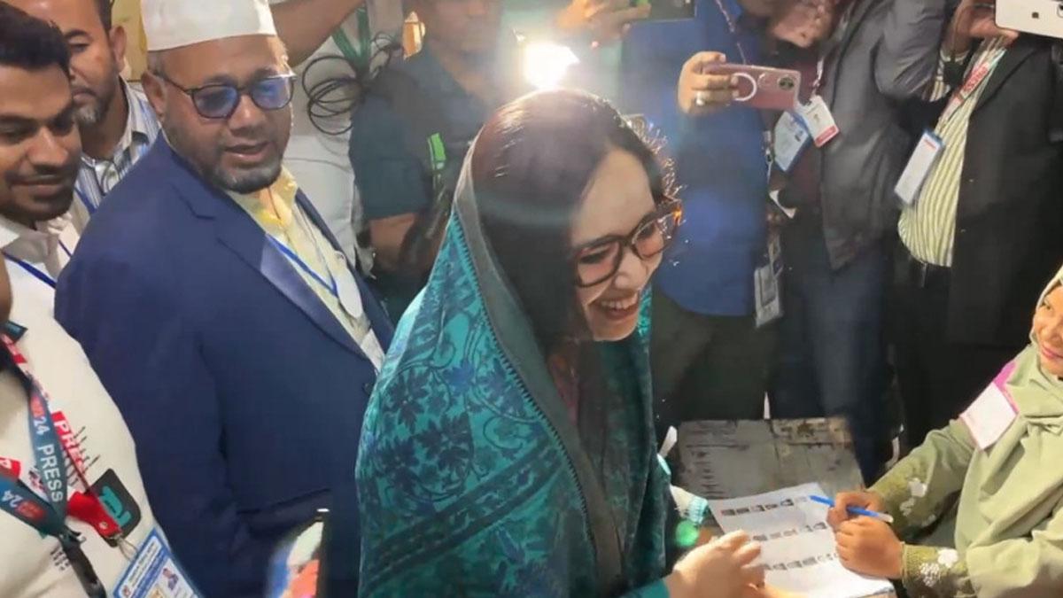 ভোট দিয়েছেন রুমিন ফারহানা