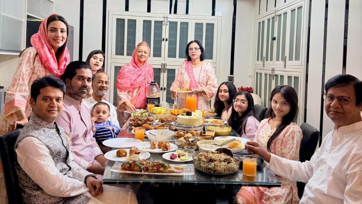 প্রিয়জনদের নিয়ে ইফতার করলেন মিম
