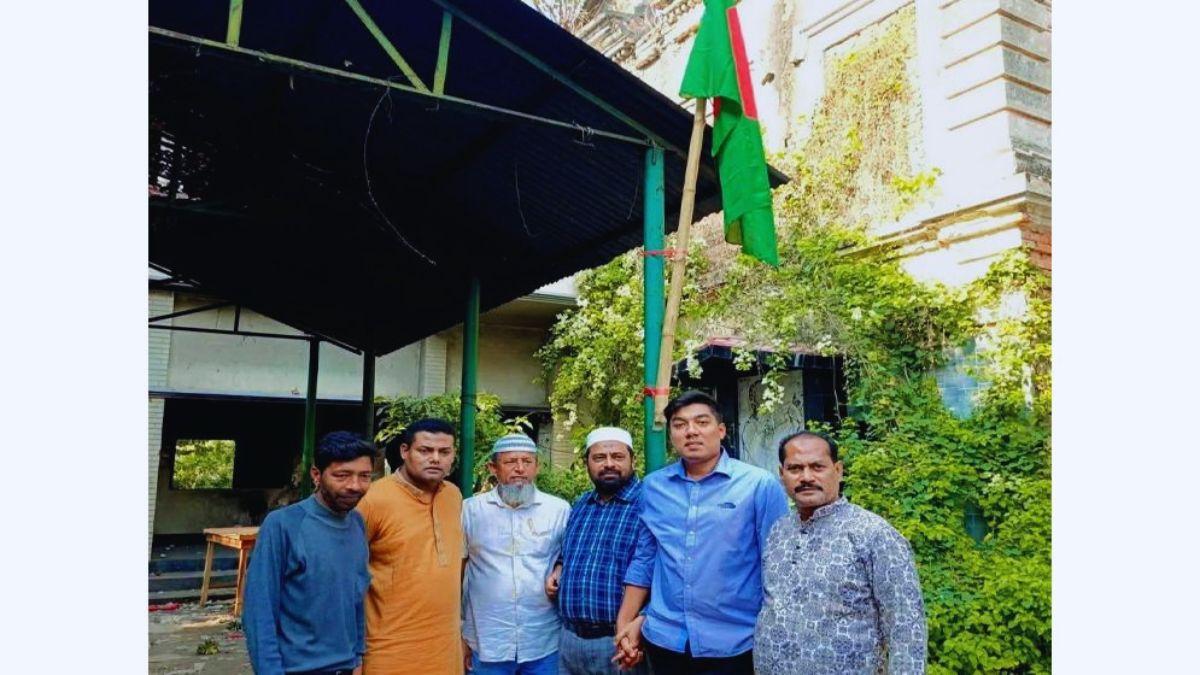 পাবনায় আ. লীগ কার্যালয়ে পতাকা উত্তোলন