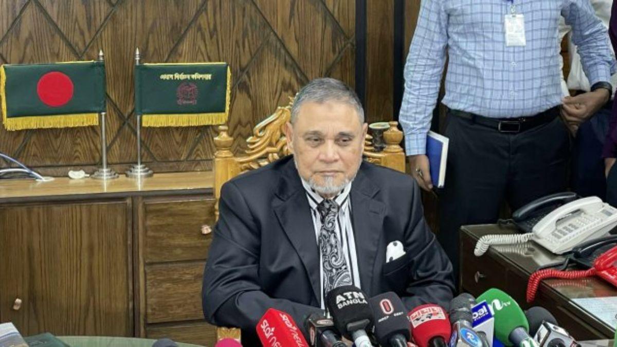 মা-বাবার কবর জিয়ারতে কুতুবদিয়ায় যাচ্ছেন সিইসি