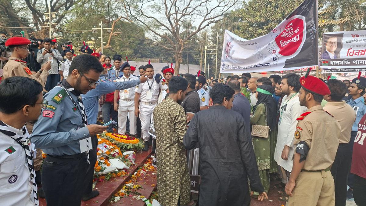 শ্রদ্ধা জানাতে শহীদ মিনারে মানুষের ঢল