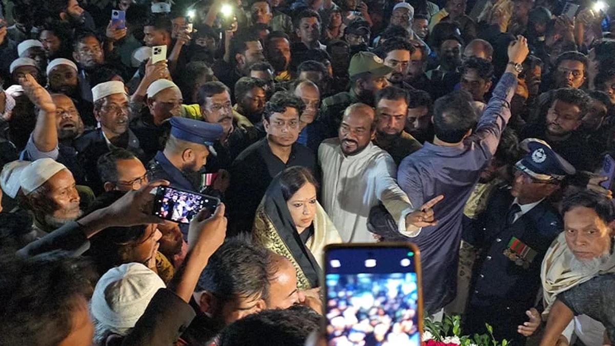 রুমিন ফারহানাকে শহীদ মিনারে বাধা, ১৫০ জনের নামে মামলা