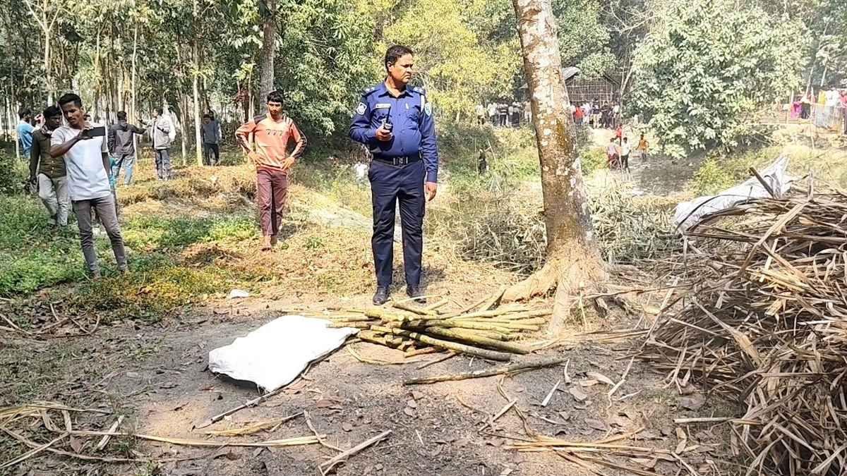 ঠাকুরগাঁওয়ে পুকুর থেকে দেশীয় লাঠিসোঁটা উদ্ধার