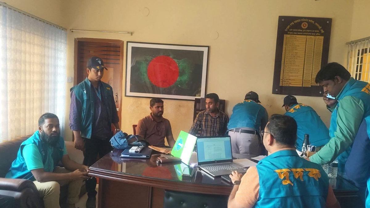 ঘুষের টাকাসহ সোনাগাজীর প্রকল্প কর্মকর্তা আটক