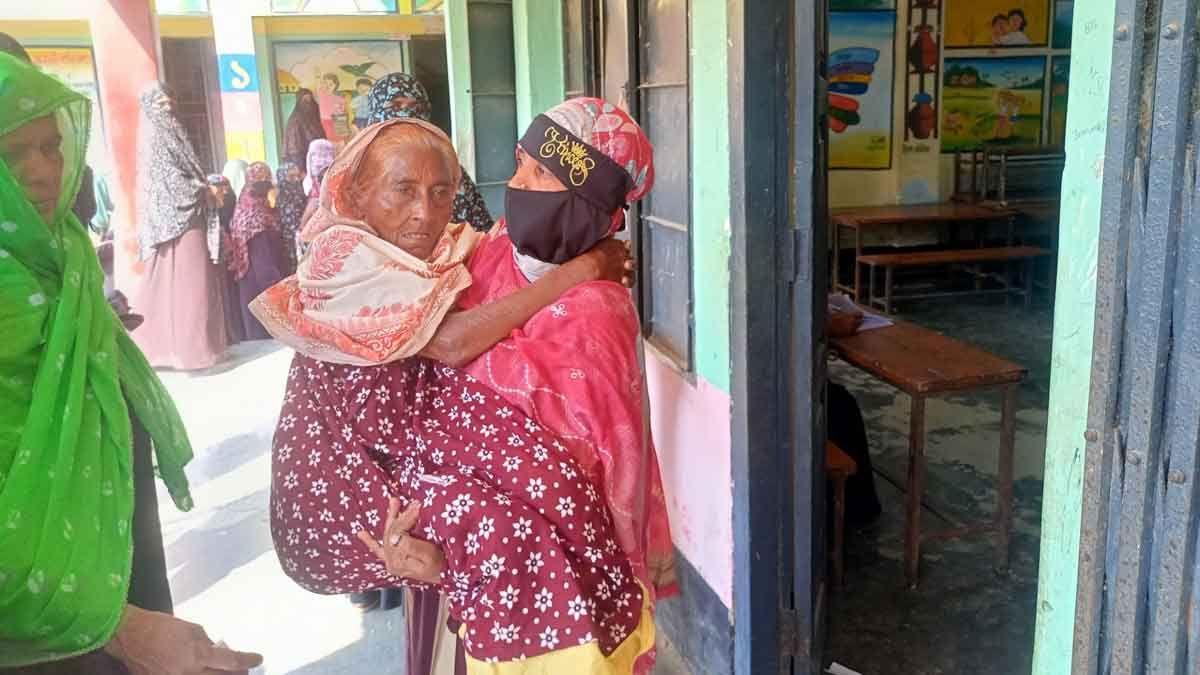 ভোট দিয়ে শতবর্ষী মনোয়ারা, খুব ইচ্ছা ছিল ভোট দিব