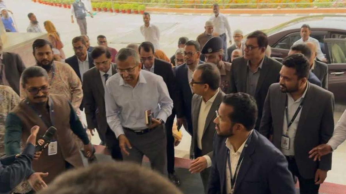 নতুন গভর্নরকে স্বাগত জানালেন বাংলাদেশ ব্যাংকের কর্মীরা