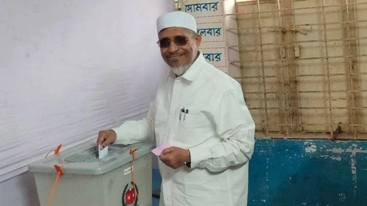 সপরিবারে ভোট দিলেন লুৎফুজ্জামান বাবর
