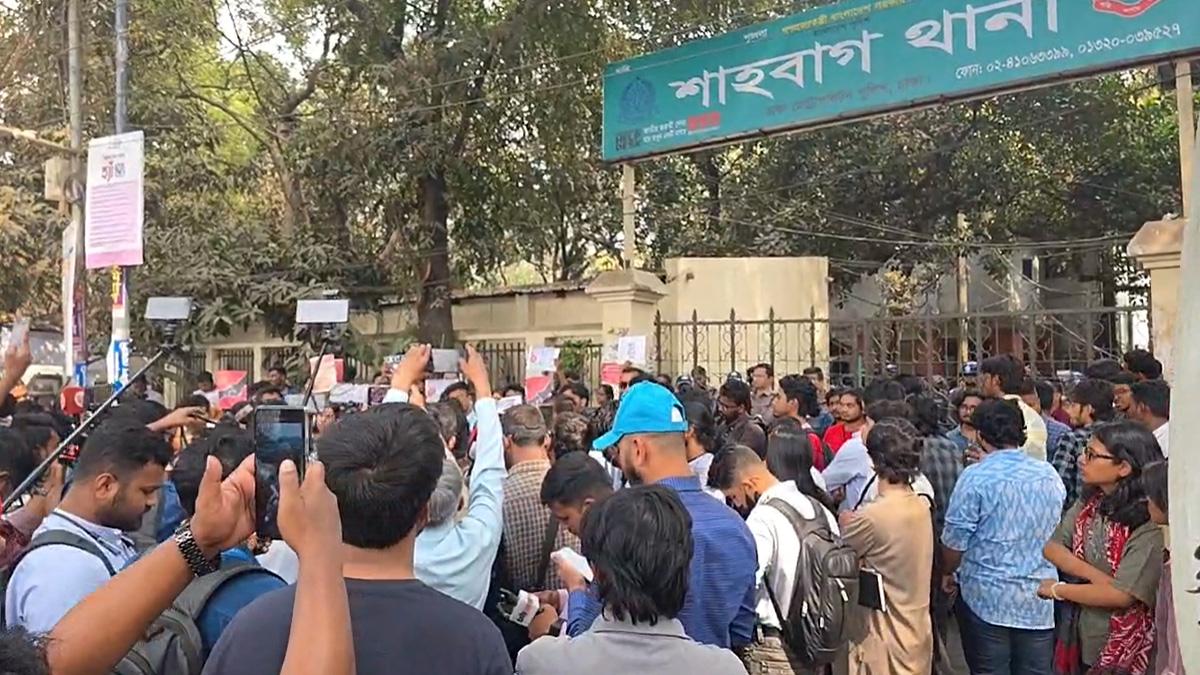 শাহবাগ থানা ঘেরাও শিক্ষার্থীদের