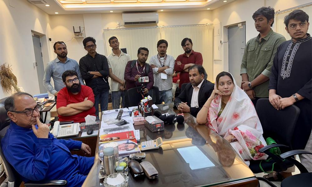 মির্জা আব্বাসের সাথে দেখা করলেন মেঘনা আলম
