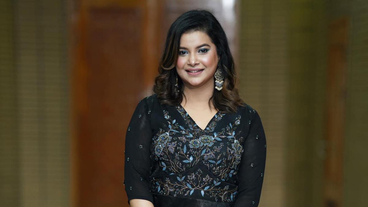 শাড়ি না আবায়া? ভোটের আগে ফারিয়ার পোস্টে তুমুল আলোচনা