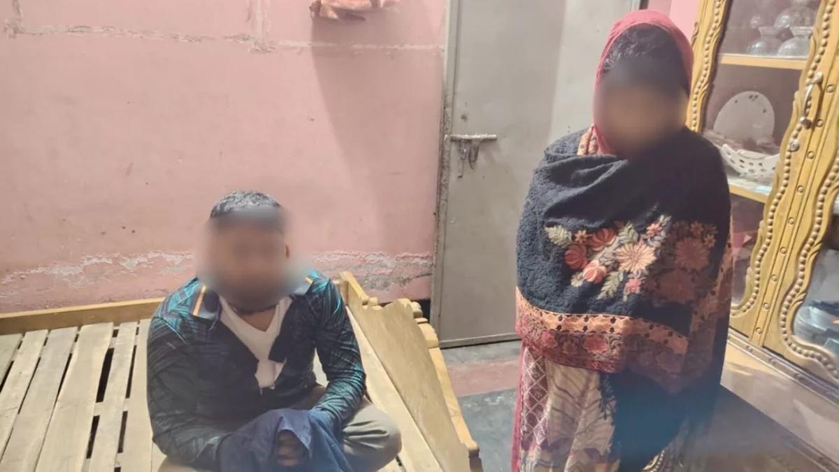 গভীর রাতে প্রবাসীর স্ত্রীর সঙ্গে আপত্তিকর অবস্থায় পুলিশের এএসআই আটক