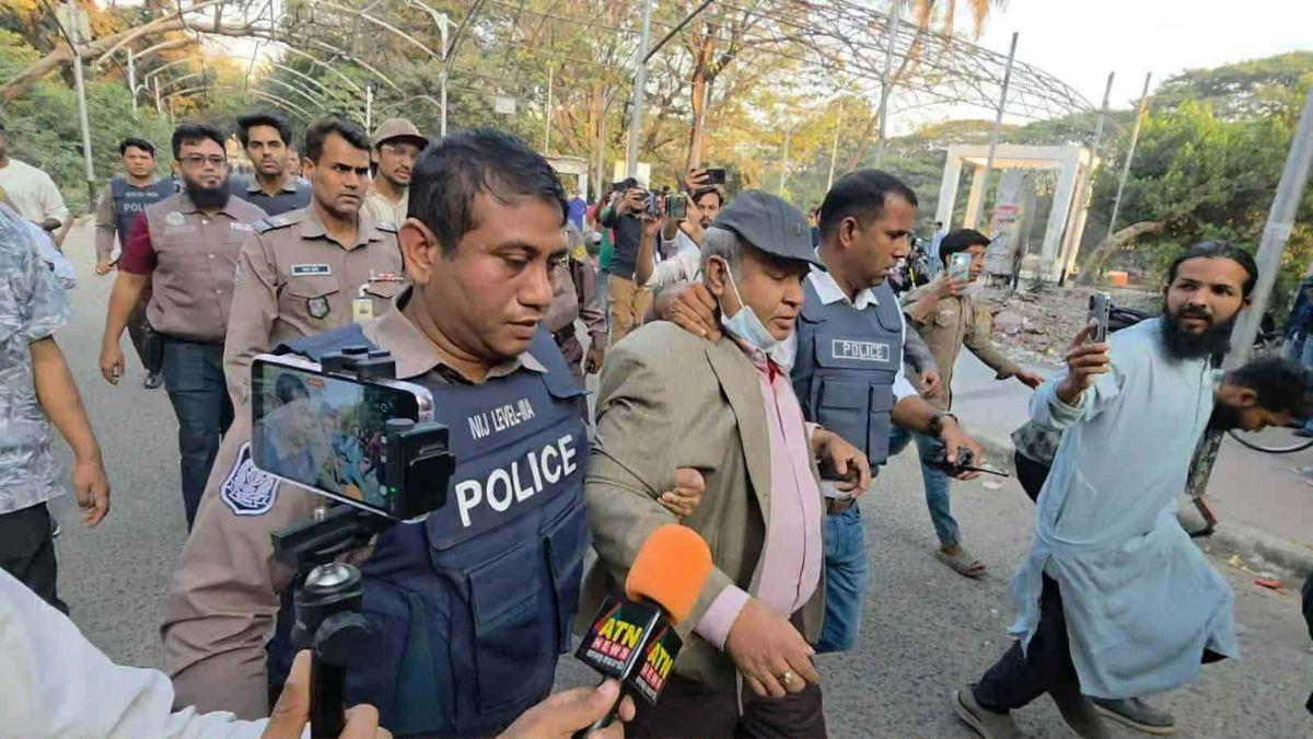 ধানমন্ডি বত্রিশে ফুল দিতে এসে ঢাবি অধ্যাপকসহ আটক ৫