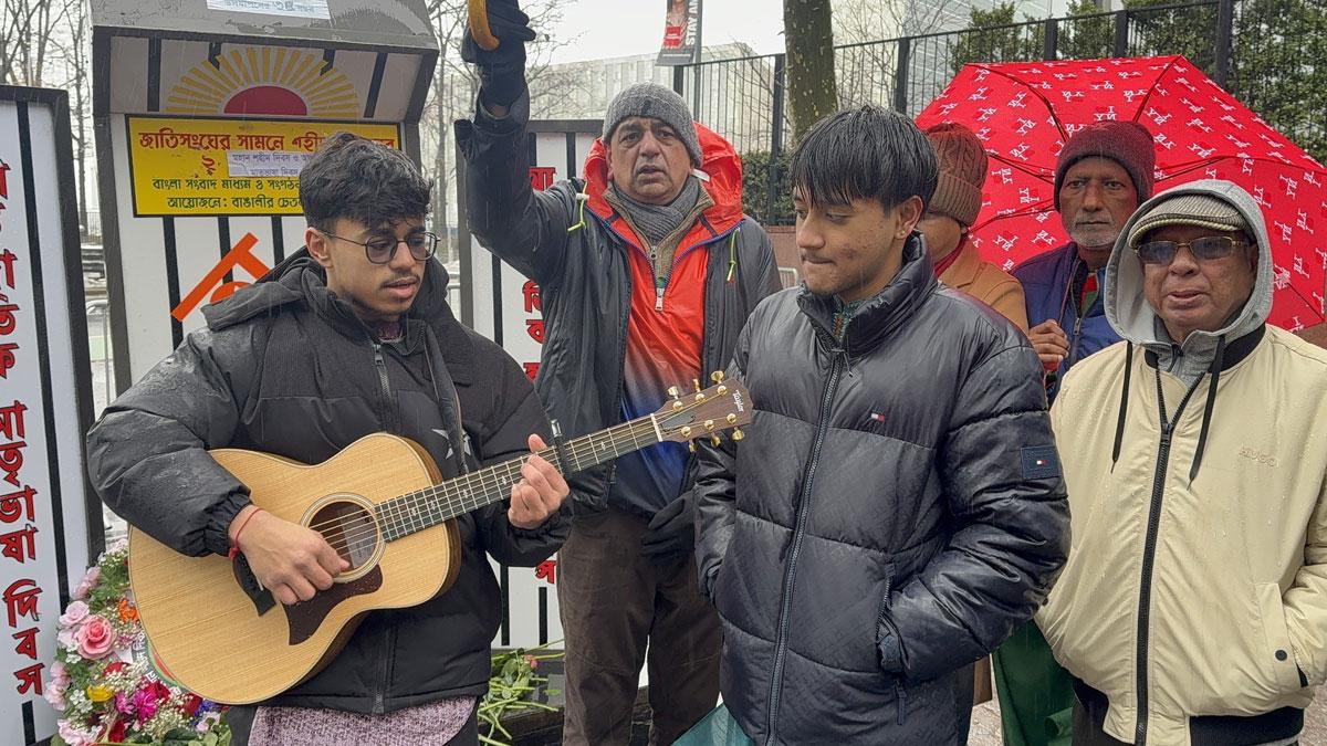 জাতিসংঘের সামনে সম্মিলিত কণ্ঠে একুশের গান