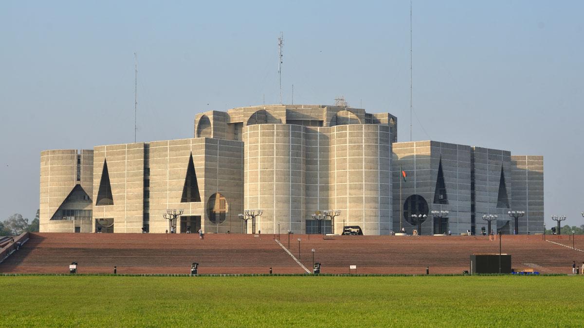 মন্ত্রী হয়ে কী করেন আমলারা