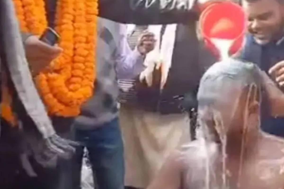 দুধ দিয়ে গোসল করিয়ে আওয়ামী লীগ কর্মীকে দলে নিলেন বিএনপি প্রার্থী