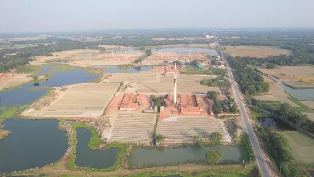 মানিকগঞ্জে ফসলি জমি গিলে খাচ্ছে ইটভাটা