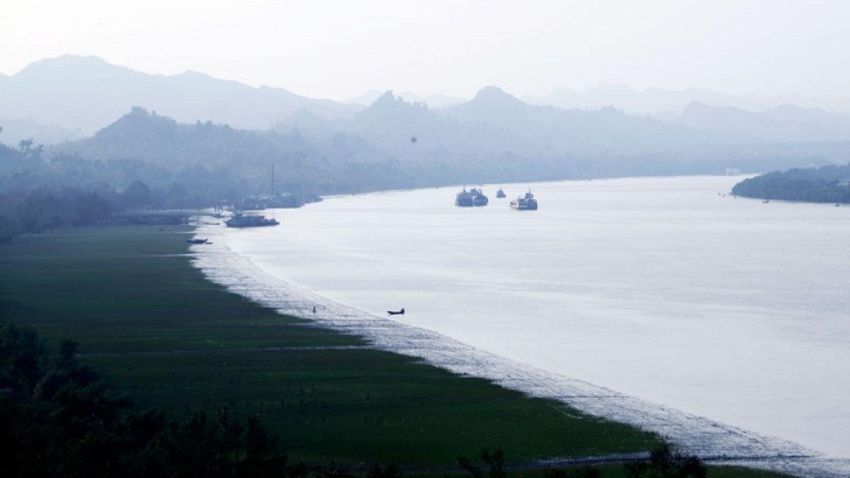 নাফ নদী থেকে ৫ জেলে ধরে নিয়ে গেছে আরাকান আর্মি