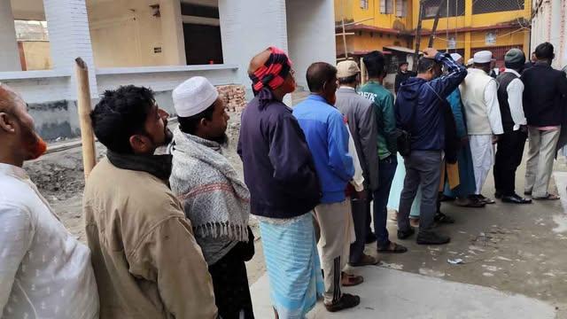 সকাল থেকেই দীর্ঘ লাইন, খুলনায় শুরু ভোট উৎসব