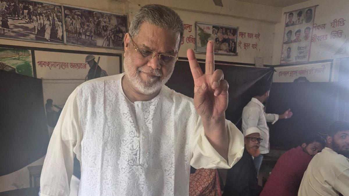 নিজের ভোট দেওয়ার পর ট্রাকে ভোট চাইলেন মুন্সী
