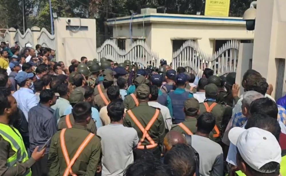 চট্টগ্রাম বন্দরে নৌ উপদেষ্টার গাড়ি আটকে শ্রমিকদের বিক্ষোভ