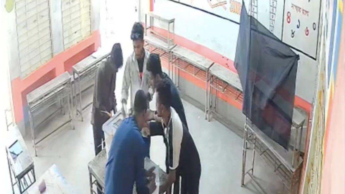 সিসিটিভিতে ব্যালট পেপারে সিল মেরে বাক্সে ভরার দৃশ্য