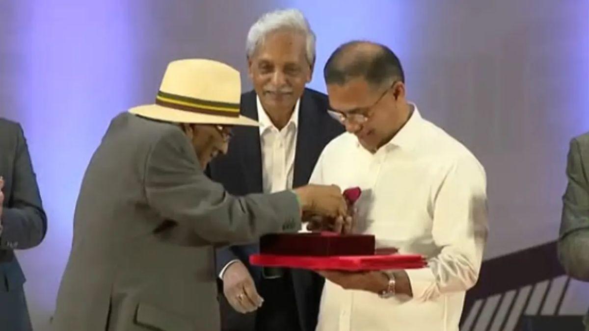 প্রধানমন্ত্রীকে লাল গোলাপ উপহার দিলেন শফিক রেহমান