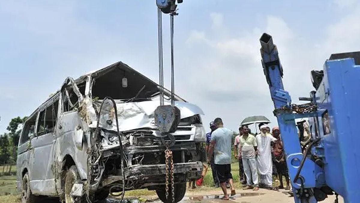 এক মাসে সড়কে ঝরল ৪৮৭ প্রাণ