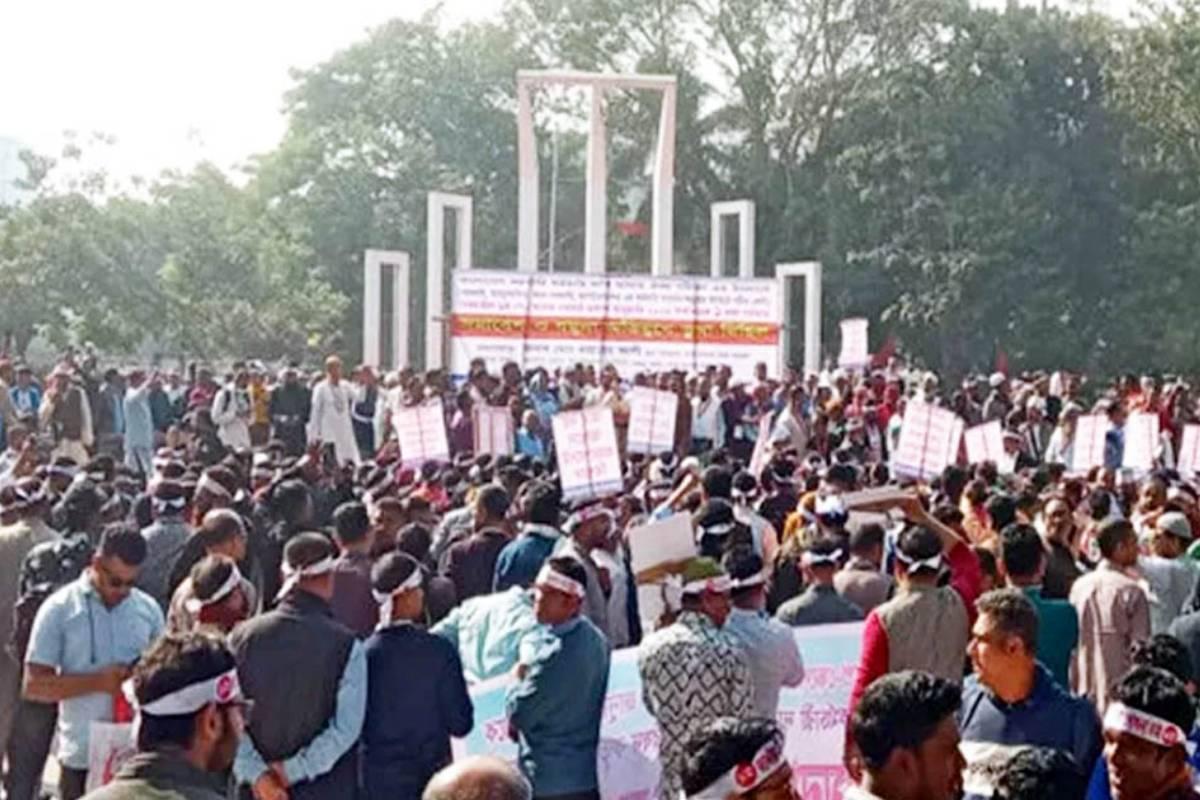 শহীদ মিনারে ৯ম পে-স্কেলের দাবিতে সমাবেশ শুরু