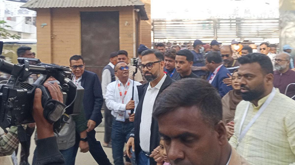 ঢাকা-১৬ আসনে ভোট দিলেন বিএনপি প্রার্থী আমিনুল হক