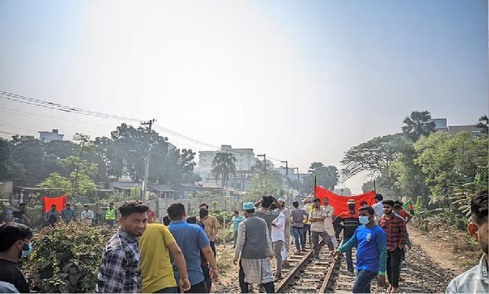 গাজীপুরে ডিপ্লোমা প্রকৌশলীদের রেলপথ ও আঞ্চলিক সড়ক অবরোধ