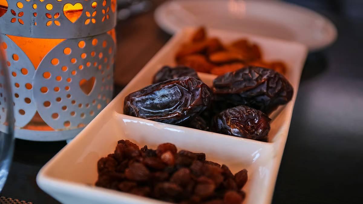 ইফতারের প্লেটে রাখতে পারেন যেসব খাবার