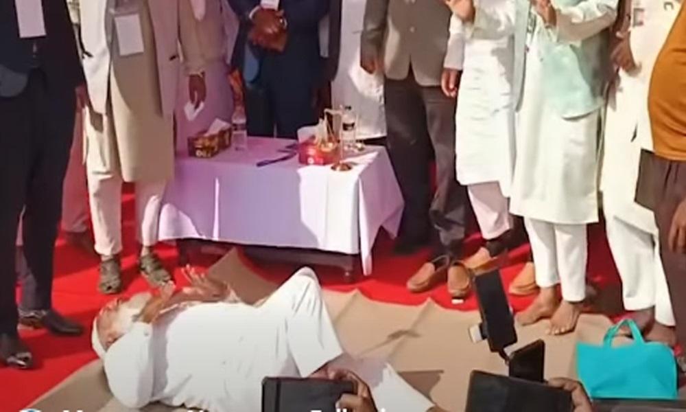 শীতল পাটি উপহার পেয়ে মঞ্চেই শুয়ে পড়লেন জামায়াত আমির