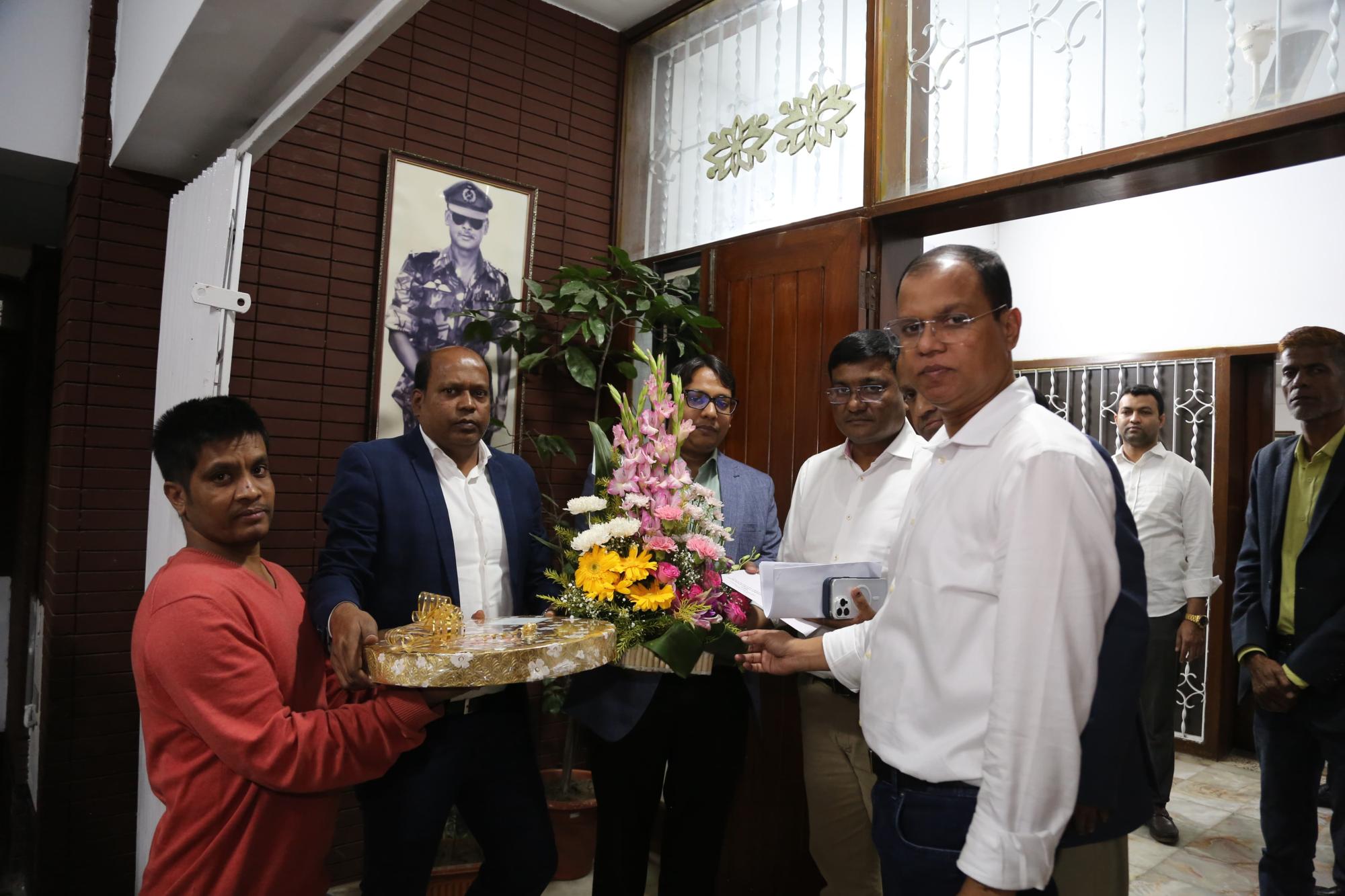 তারেক রহমানকে ফুলেল শুভেচ্ছা ও মিষ্টি পাঠিয়েছেন মমতা