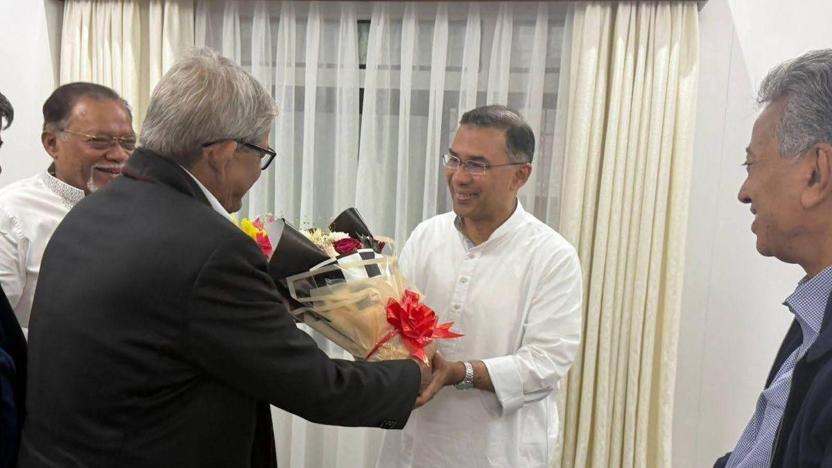 তারেক রহমানকে ফুলেল শুভেচ্ছা মির্জা ফখরুলের