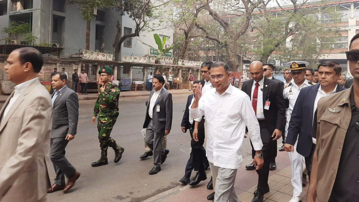 সচিবালয় থেকে হেঁটে ওসমানী মিলনায়তনে গেলেন প্রধানমন্ত্রী