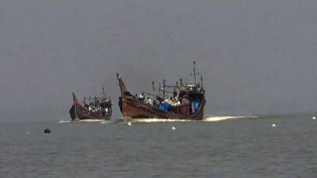 বঙ্গোপসাগরে ডাকাতের কবলে তিন ট্রলার, গুলিবিদ্ধ ১