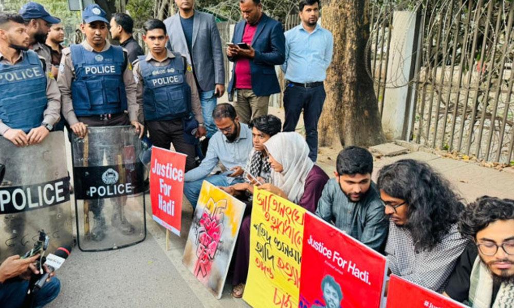 হাদি হত্যার সুষ্ঠু বিচার চেয়ে যমুনার সামনে ইনকিলাব মঞ্চ