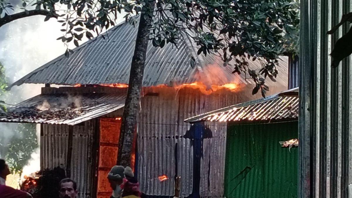 বোয়ালমারীতে ৩৪ বাড়ি ভাঙচুর, লুট, আহত ২০