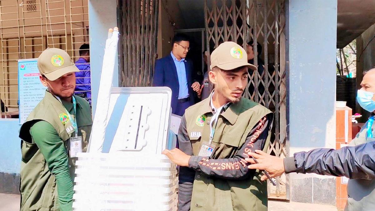 দিনাজপুরে ৮৪৪ কেন্দ্রে নির্বাচনের সরঞ্জাম বিতরণ