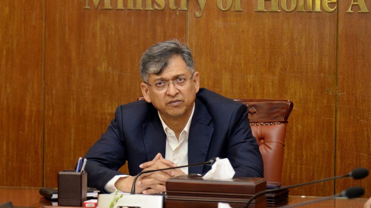 পুলিশসহ অন্য বাহিনীর মধ্যে গণতান্ত্রিক সংস্কার চাই: স্বরাষ্ট্রমন্ত্রী