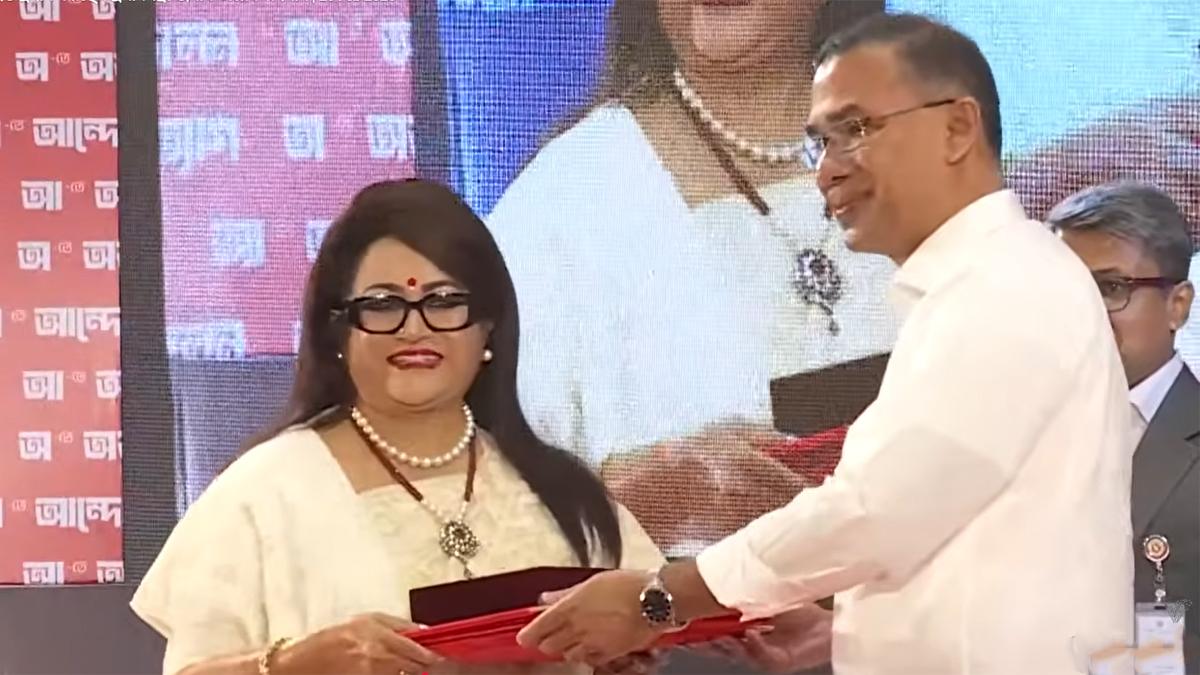গুণীজনদের হাতে একুশে পদক তুলে দিলেন প্রধানমন্ত্রী