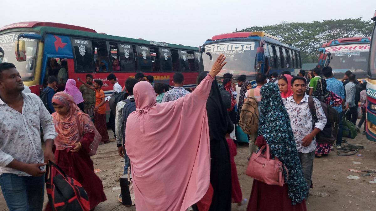 পাটুরিয়া ঘাটে ভোগান্তিতে ঢাকাগামী যাত্রীরা, নেওয়া হচ্ছে অতিরিক্ত ভাড়া