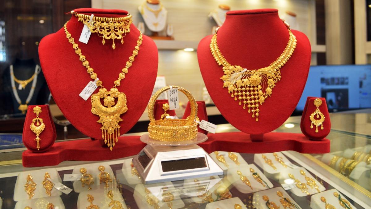সোনার দাম কমল ভরিতে ৭৬৪০ টাকা