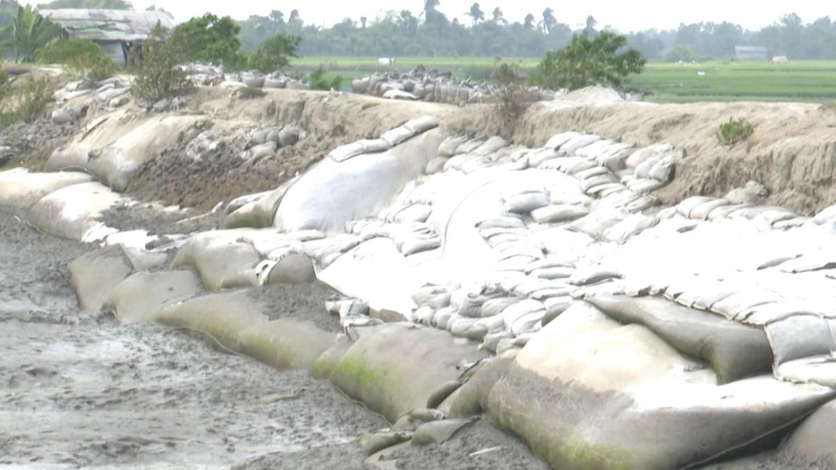 আশাশুনিতে পাউবোর বেড়িবাঁধে ভয়াবহ ভাঙন, প্লাবনের শঙ্কা