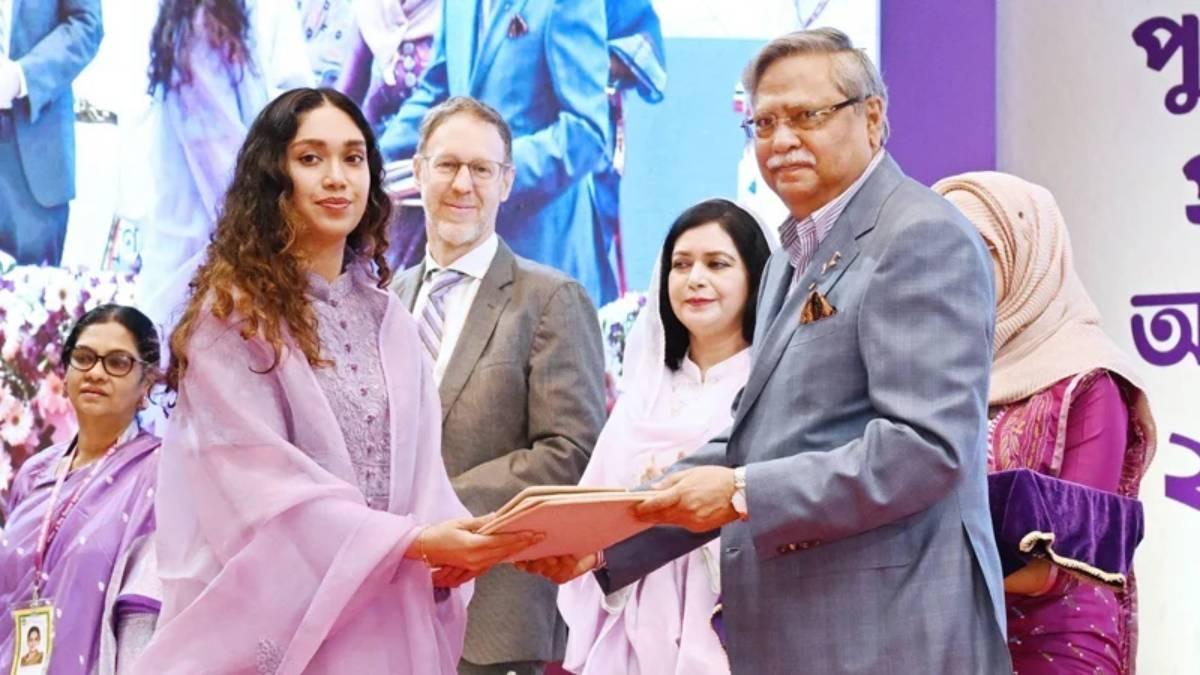 খালেদা জিয়ার মরণোত্তর পুরস্কার গ্রহণ করলেন জাইমা রহমান
