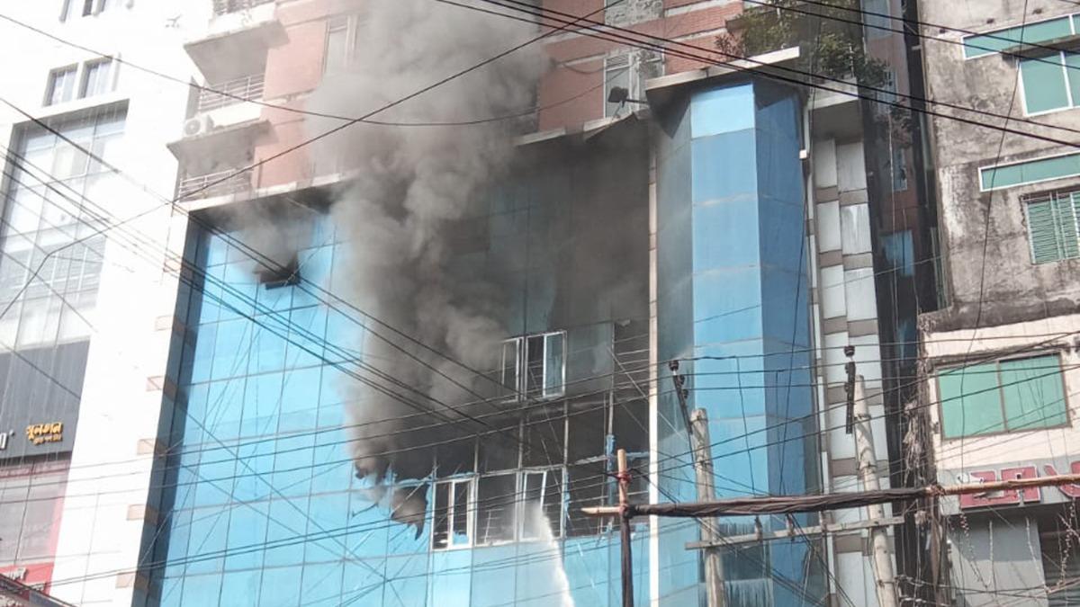 টেরিবাজারে বহুতল মার্কেটে অগ্নিকাণ্ডে প্রাণ গেল দুজনের
