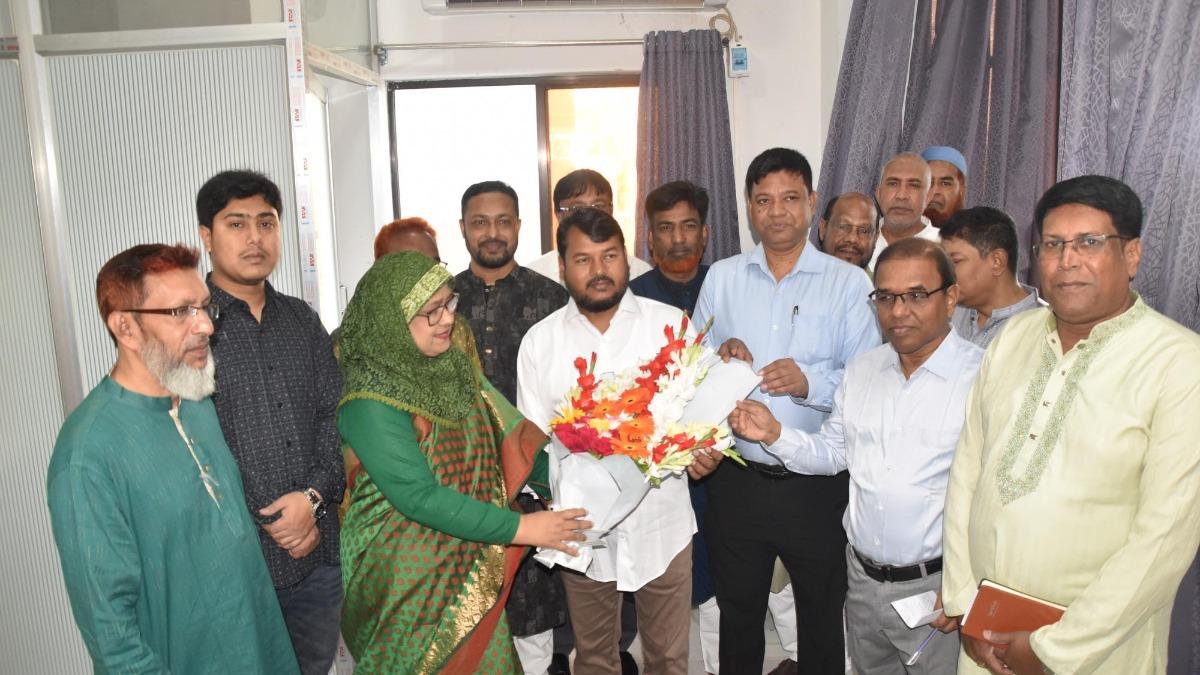 নাগরিক সেবা নিশ্চিতে কঠোর নির্দেশ রাসিক প্রশাসকের
