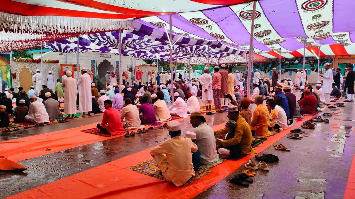 সাতক্ষীরায় বৃষ্টির কারণে প্রধান জামাত মসজিদে অনুষ্ঠিত