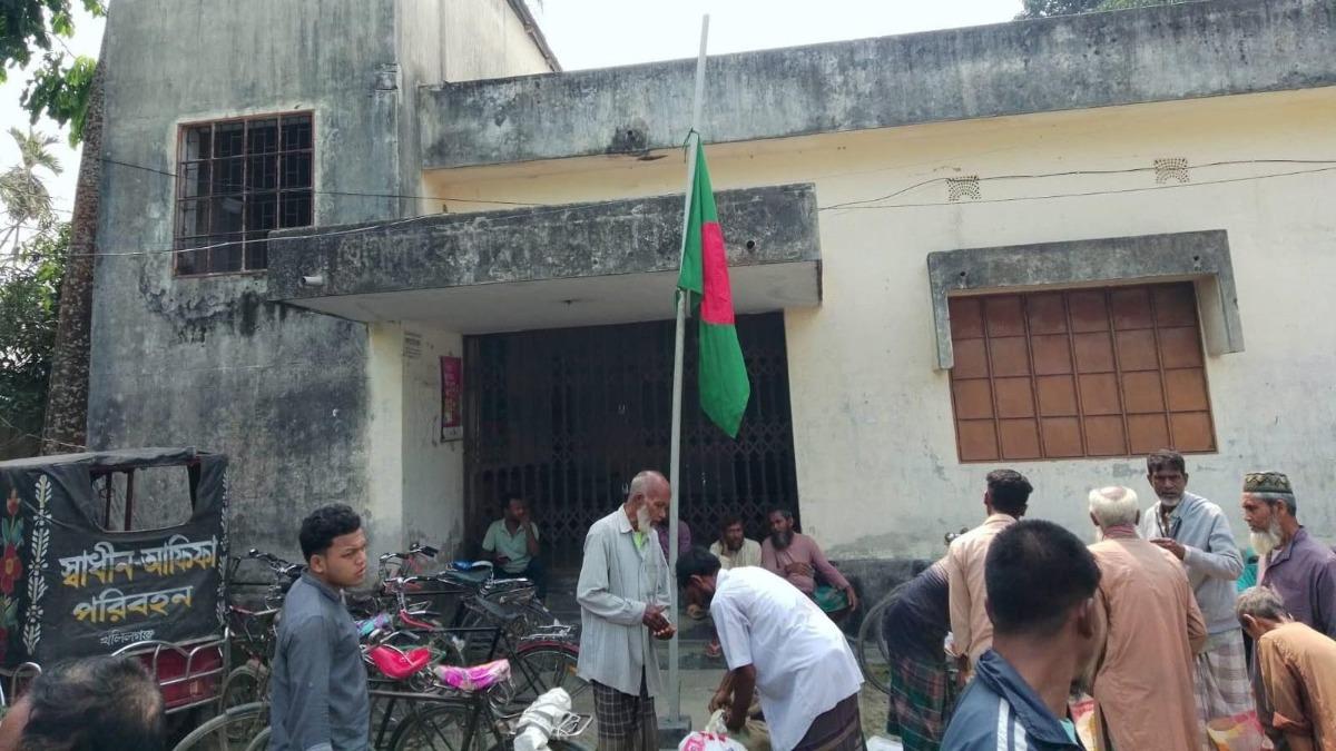 স্বাধীনতা দিবসে সরকারি ভূমি অফিসে জাতীয় পতাকা অর্ধনমিত!